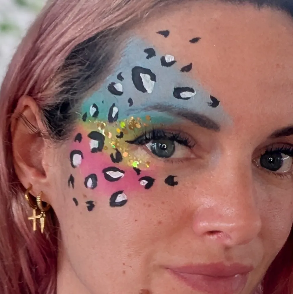 Maquillage artistique floral rose et blanc autour de l&rsquo;&oelig;il